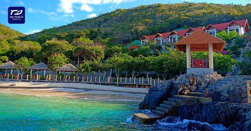 Khung cảnh hoàng hôn yên bình buông xuống trên dòng sông tại khu du lịch Tre Việt, kết thúc một ngày vui chơi.